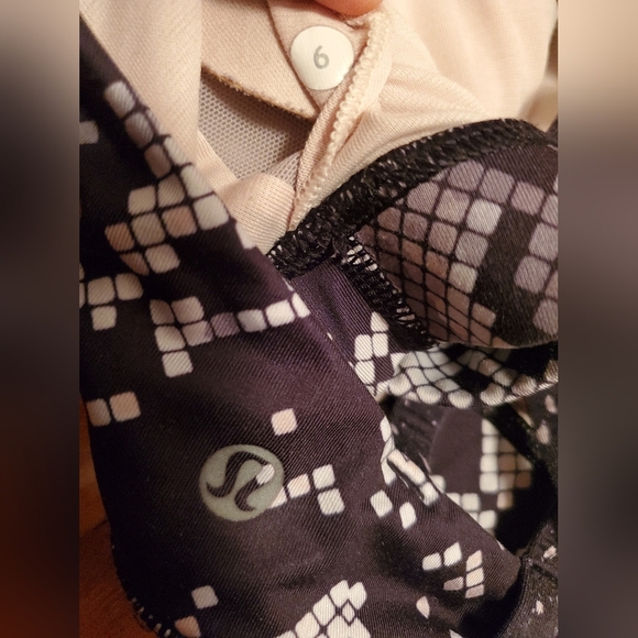 Lululemon Energy Bra Ziggy Snake Gray, Black  Light Pink. Strappy Back. Size 6. - Picture 7 of 7